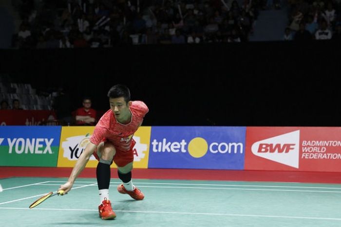  Pebulu tangkis tunggal putra China, Chen Long, bereaksi saat mendapat bola pengembalian dari Anthon