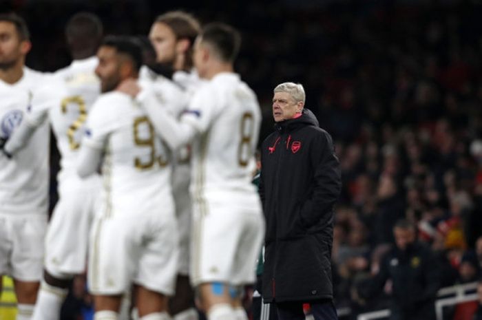 Ekspresi Manajer Arsenal, Arsene Wenger (kanan), seusai timnya dijebol oleh Oestersunds FK dalam laga leg kedua babak 32 besar Liga Europa di Stadion Emirates, London, Inggris, pada 22 Februari 2018.