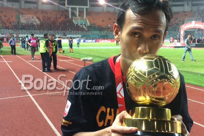 Gelandang serang PSS Sleman, Ichsan Pratama, berpose dengan trofi Pemain Terbaik Liga 2 2018 yang diraihnya usai pertandingan final melawan Semen Padang di Stadion Pakansari, Kabupaten Bogor, Selasa (4/12/2018).