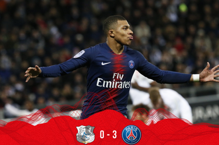 Penyerang Paris Saint-Germain, Kylian Mbappe, merayakan gol yang dicetak ke gawang Amiens dalam laga Liga Prancis di Stade de la Licorne, Sabtu (12/1/2019).