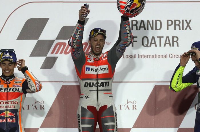 Pebalap Ducati, Andrea Dovizioso (tengah), melakukan selebrasi setelah menjuarai MotoGP Qatar di Sirkuit Internasional Losail, Doha, Qatar, Minggu (18/3/2018).