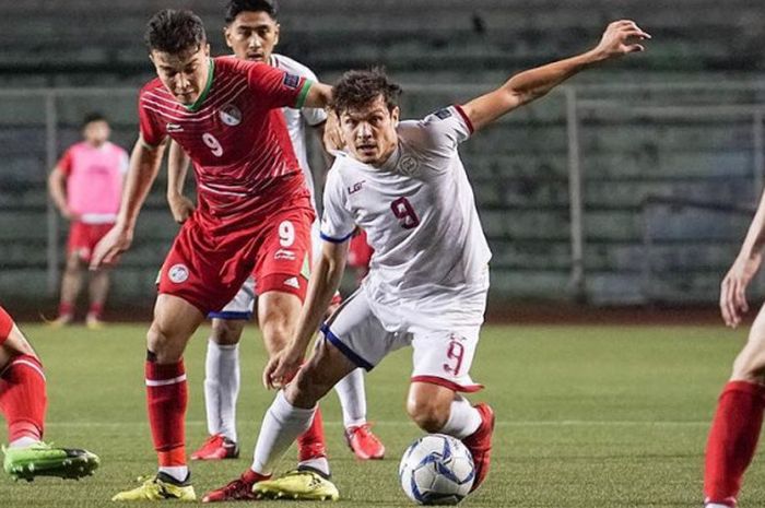 Penyerang timnas Filipina, Misagh Bahadoran (putih) mencoba lepas dari hadangan para pemain timnas Tajikistan pada semifinal Bangabandhu Cup 2018 di Stadion Bir Shrestha Ruhul Amin, Cox’s Bazar, Bangladesh, 9 Oktober 2018.