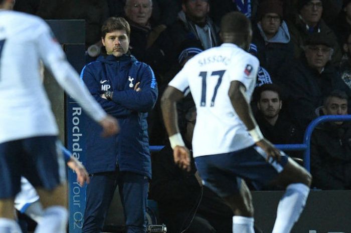 Ekspresi pelatih Tottenham Hotspur, Mauricio Pochettino, dalam laga babak 16 besar Piala FA kontra Rochdale, Minggu (18/2/2018)