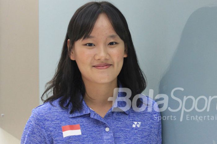 Pebulu tangkis ganda putri junior Indonesia, Agatha Imanuela, berpose seusai menjalani wawancara di kantor redaksi BolaSport.com, Jakarta, Kamis (5/10/2017).