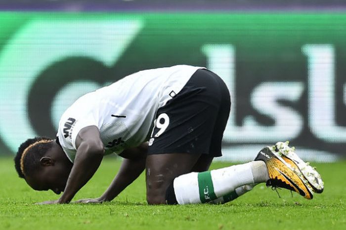 Penyerang Liverpool, Sadio Mane, melakukan selebrasi seusai bikin gol ke gawang Crystal Palace dalam partai Liga Inggris di Selhurst Park, Sabtu (31/3/2018)