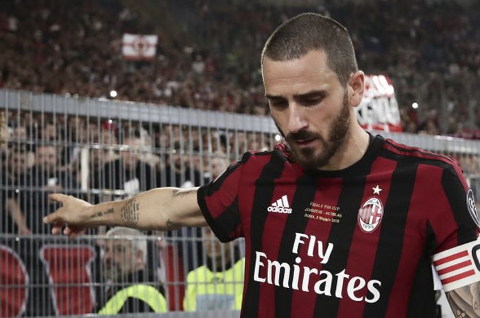 Reaksi kapten AC Milan, Leonardo Bonucci, setelah kalah 0-4 dari Juventus di final Coppa Italia, Kamis (10/5/2018) WIB di Stadion Olimpico, Roma.