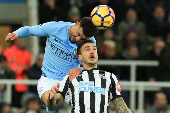 Bek kanan Manchester City, Kyle Walker (kiri), berduel dengan striker Newcastle United, Joselu, dalam laga Liga Inggris di Stadion St. James' Park, Newcastle, pada 27 Desember 2017.