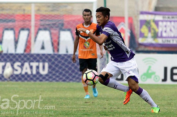 Aksi gelandang Persik kediri, Sendy Pratama, saat menggiring bola dalam laga lanjutan Babak Play-off Liga 2 Grup F melawan PSIR Rembang di Stadion Gelora Sidoarjo, Jawa Timur, Selasa (17/10/2017) sore.