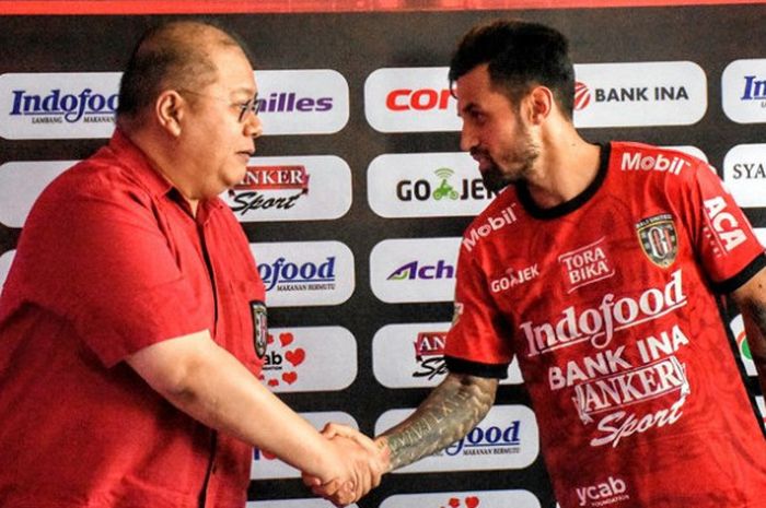 CEO Bali United, Yabes Tanuri menyambut kedatangan Stefano Lilipaly sesaat sebelum diperkenalkan kepada awak media di Bebek Bengil, Kuta, Bali, Minggu (13/8/2017)