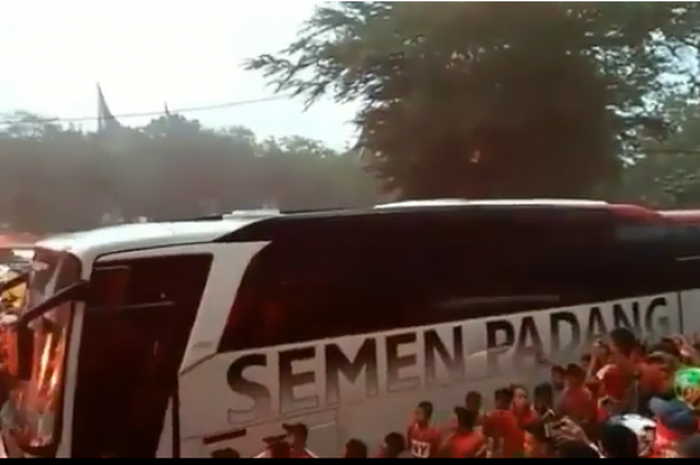 Fans Semen Padang menyemangati klub kebanggaan meski telah terdegradasi dari Liga 1 