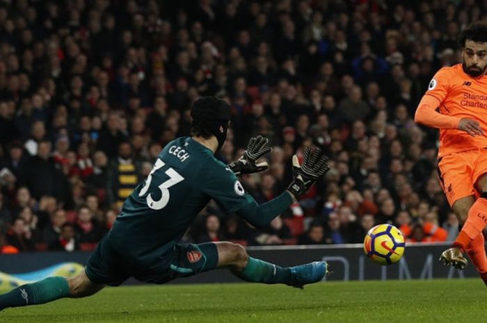 Kiper Arsenal, Petr Cech (kiri), menepis tendangan pemain Liverpool FC, Mohamed Salah, dalam laga Liga Inggris di Stadion Emirates, London, pada 22 Desember 2017.