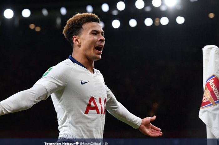 Gelandang Tottenham Hotspur, Dele Alli, merayakan gol yang dicetak ke gawang Arsenal dalam laga perempat final Piala Liga Inggris di Stadion Emirates, London pada 19 Desember 2018.