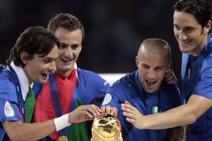 Para penyerang Italia, Filippo Inzaghi, Alberto Gilardino, Alessandro Del Piero, dan Luca Toni, merayakan kemenangan timnya menjuarai Piala Dunia 2006 setelah mengalahkan Prancis di Stadion Berlin, Jerman, 9 Juli 2006.