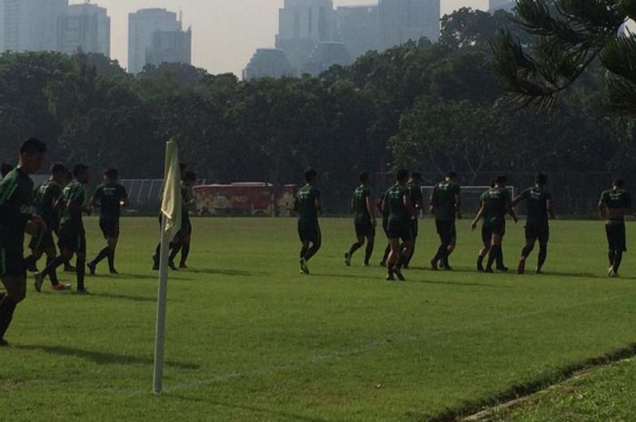 Latihan perdana timnas U-22 Indonesia di Lapangan ABC, Senayan, Jakarta Pusat, Senin (7/1/2019).