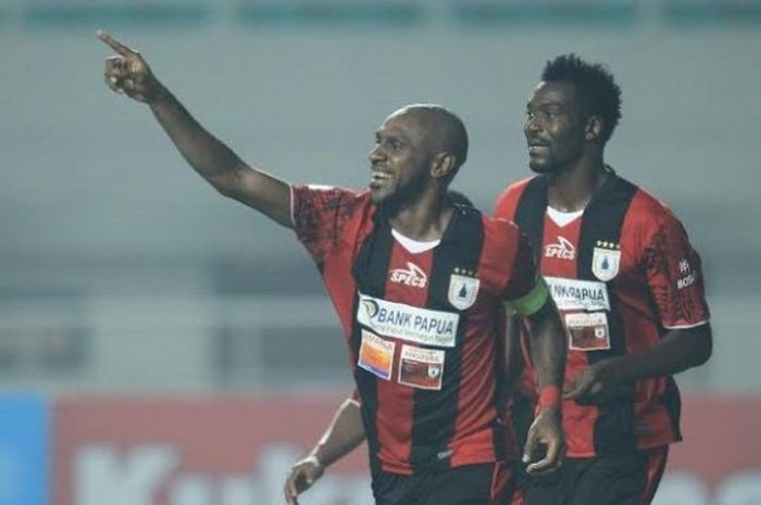 Kapten sekaligus penyerang Persipura, Boaz Solossa bersama striker asing Boakay Edi Foday. Boaz membela Persipura di Liga 2 2024/25. 