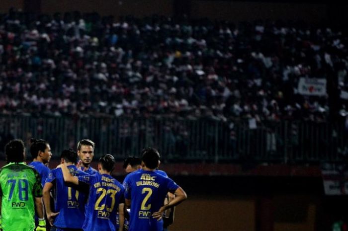 Para pemain Persib Bandung saat melakoni laga kontra Madura United untuk partai pekan ke-13 Liga 1 musim 2017 di Stadion Gelora Ratu Pamelingan, Pamekasan, 9 Juli 2017. 