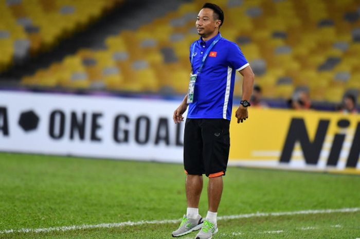 Pelatih Timnas U-16 Vietnam, Vu Hong Viet, menyaksikan anak-anak asuhnya berlaga melawan Indonesia pada pertandingan Grup C Piala Asia U-16 2018 di Stadion Bukit Jalil, 24 September 2018. 