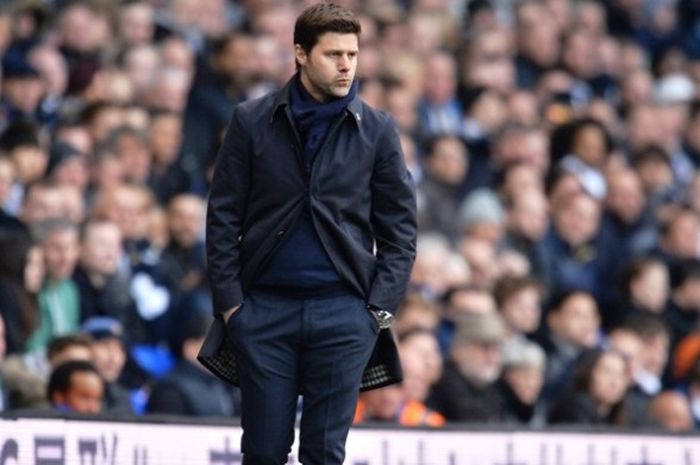 Ekspresi manajer Tottenham Hotspurs, Mauricio Pochettino, saat menyaksikan anak asuhnya melawan Manchester United, Minggu (10/4/2016).  