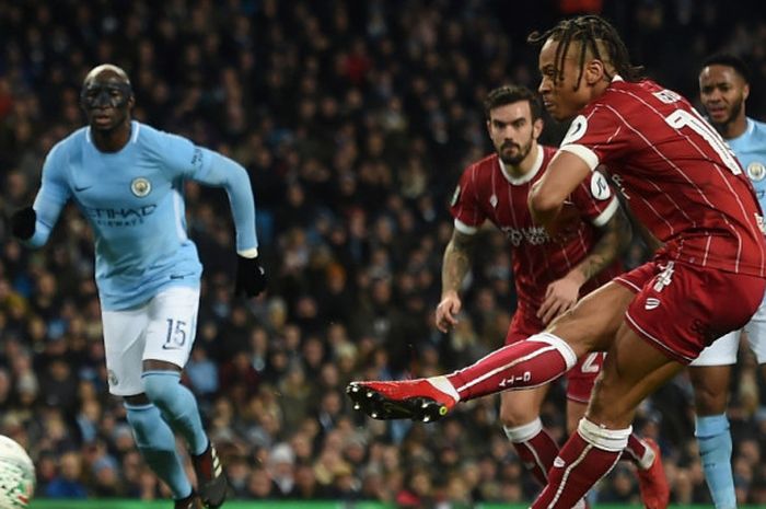 Striker Bristol City, Bobby Reid, mencetak gol via penalti dalam laga leg pertama semifinal Piala Liga Inggris kontra Manchester City di Stadion Etihad, Manchester, pada 9 Januari 2018.