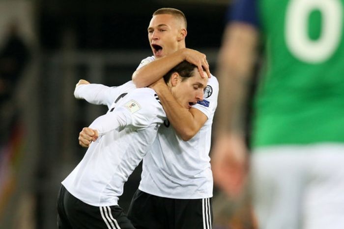 Gelandang Jerman, Sebastian Rudy (kiri), merayakan gol yang dia cetak bersama Joshua Kimmich dalam laga Kualifikasi Piala Dunia 2018 zona Eropa kontra Irlandia Utara di Windsor Park, Belfast, pada 5 Oktober 2017.