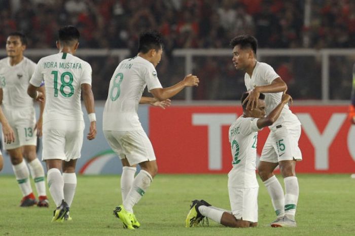  Para pemain timnas U-19 Indonesia merayakan gol Todd Rivaldo Ferre pada laga fase grup Piala Asia U-19 2018 kontra Qatar di Stadion Utama Gelora Bung Karno, Jakarta, Minggu (21/10/2018). 