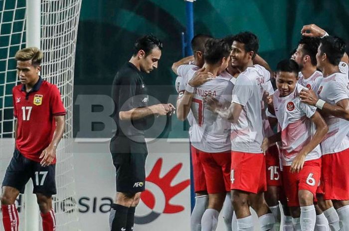 Para pemain timnas u-23 Indonesia merayakan gol ke gawang  timnas u-23 Laos di babak penyisihan Grup A cabang sepak bola Asian Games 2018 di Stadion Patriot, Bekasi, Jumat (17/8/2018).