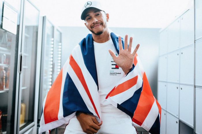 Lewis Hamilton (Mercedes) menunjukkan salam lima jari usai memastikan diri meraih gelar juara dunia F1 untuk kali kelima berkat hasil yang diraihnya dalam F1 GP Meksiko 2018.   