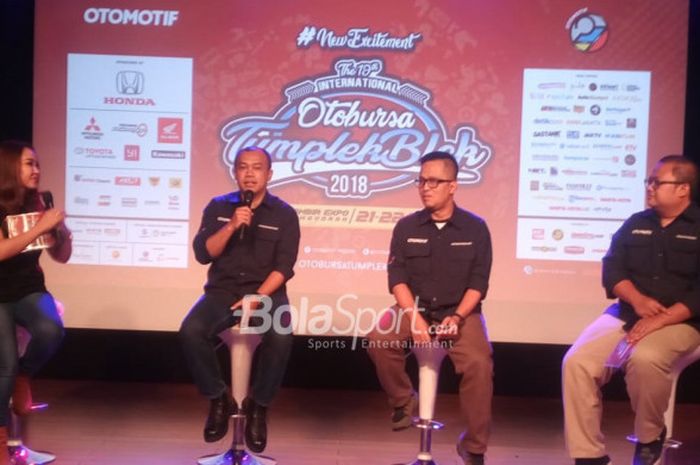 (Kedua dari kiri sampai kanan) Devi Situmorang selaku General Manager Print Publisher Kompas Gramedia Group of Magazine, bersama editor in-chief Tabloid Otomotif Panji Maulana dan Project Manager Otobursa 2018, Agung Wibawanto, menjadi pembicara dalam konferensi pers event otomotif terbesar se-Asia Tenggara Otobursa Tumplek Blek 2018, di XXI Club Djakarta Theater, Jakarta, pada Rabu (11/07/2018).