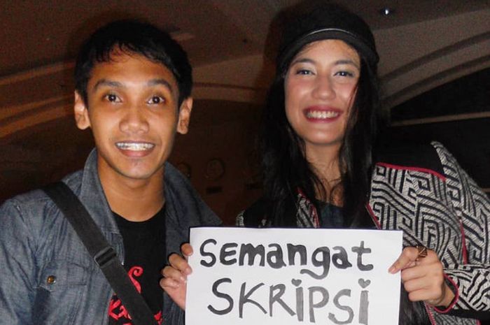 Domy Stupa (kiri) bersama Pevita Pearce