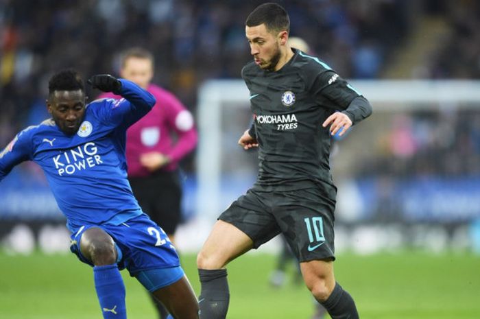 Eden Hazard berebut bola dengan Wlifried Ndidi saat laga Leicester Vs Chelsea pada babak 8 besar Piala FA, Minggu (18/3/2018) 