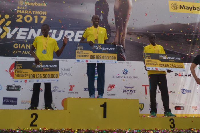 Podium Maybank Bali Marathon kategori full marathon terbuka pria di Gianyar, Bali, Minggu (27/8/2017)