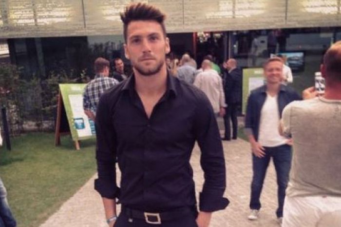 Marko Simic ketika tampil dengan gaya formal