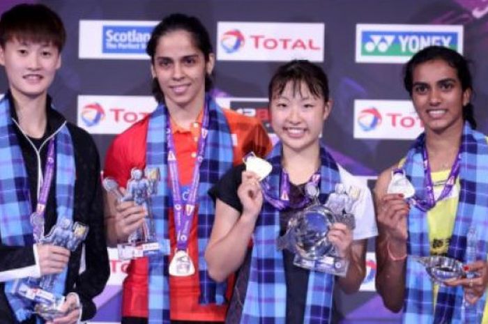 Nozomi Okuhara (dua dari kanan) meraih gelar juara dunia usai mengalahkan P.V Sindhu (kanan). 