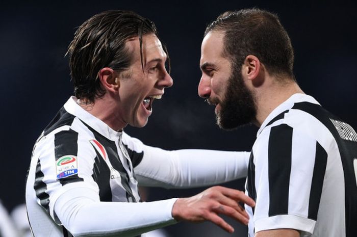 Pemain Juventus, Federico Bernardeschi (kiri), merayakan golnya bersama Gonzalo Higuain dalam laga Liga Italia kontra Fiorentina di Stadion Artemio Franchi, Florence, pada 9 Februari 2018.