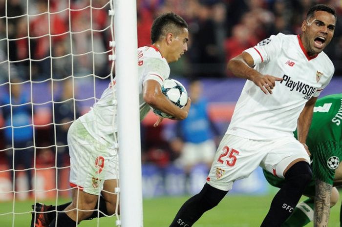 Reaksi striker Sevilla, Wissam Ben Yedder (kiri), seusai mencetak gol ke gawang Liverpool FC dalam laga Grup E Liga Champions di Stadion Ramon Sanchez Pizjuan, Seville, Spanyol, pada 21 November 2017.