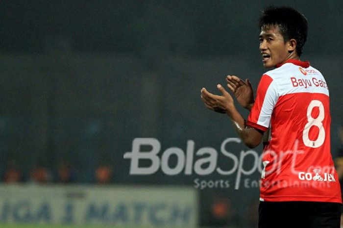 Bayu Gatra saat pertandingan Madura United Vs Bhayangkara FC di Stadion Bangkalan, Madura, Rabu (8/11/2017) malam.