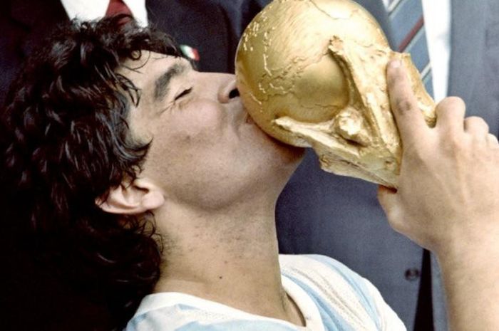 Diego Maradona mencium trofi Piala Dunia setelah membawa timnas Argentina memenangi final lawan Jerman di Azteca Stadium, Mexico City, 29 Juni 1986.