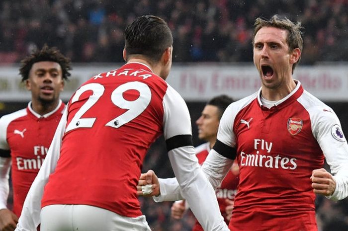 Bek Arsenal, Nacho Monreal (kanan), merayakan golnya bersama Granit Xhaka dalam laga Liga Inggris kontra Crystal Palace di Stadion Emirates, London, pada 20 Januari 2018.