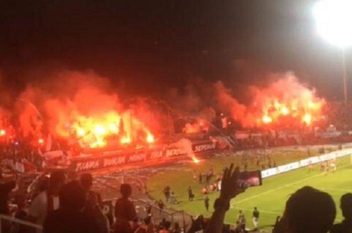 Suasana tribune utara Stadion Kapten I Wayan Dipta di Gianyar saat Bali United menjamu Persija untuk pekan ke-33 Liga 1 2018, 2 Desember 2018. 