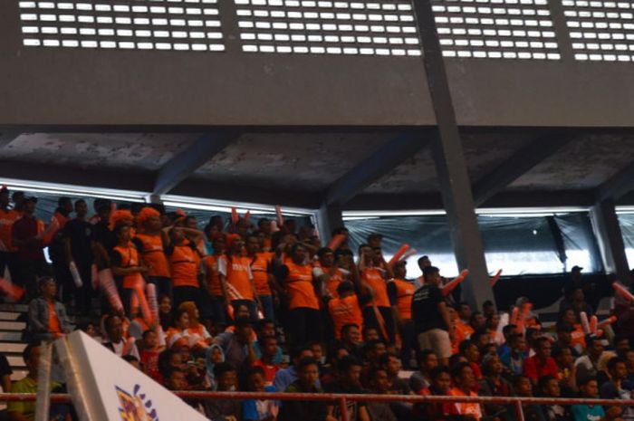 Suporter Jakarta BNI Taplus di Gor Sritex Arena Solo, Sabtu (7/4/2018).