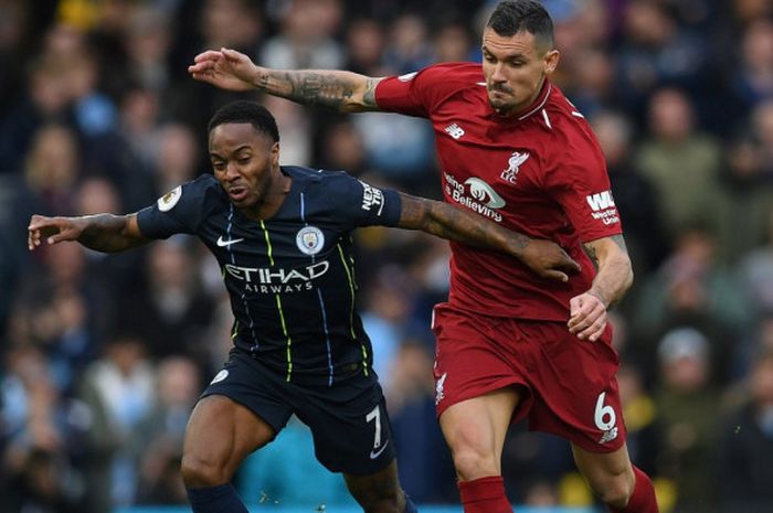  Pemain sayap Manchester City, Raheem Sterling, berebut bola dengan bek Liverpool, Dejan Lovren, pada laga lanjutan Liga Inggris di Stadion Anfield, Minggu (7/10/2018) malam WIB. 