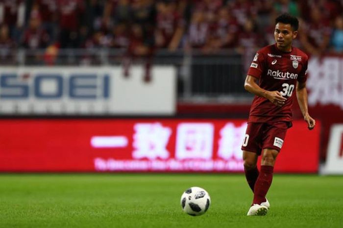 Aksi bek kiri Vissel Kobe asal Thailand, Theerathon Bumathan saat timnya menjamu Kashima Antlers pada laga Liga Jepang 1 2018 di Stadion Noevier, 29 September 2018. 