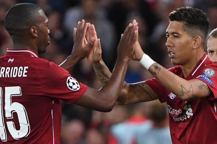 Penyerang Liverpool FC, Roberto Firmino (kanan), masuk menggantikan Daniel Sturridge dalam laga Grup