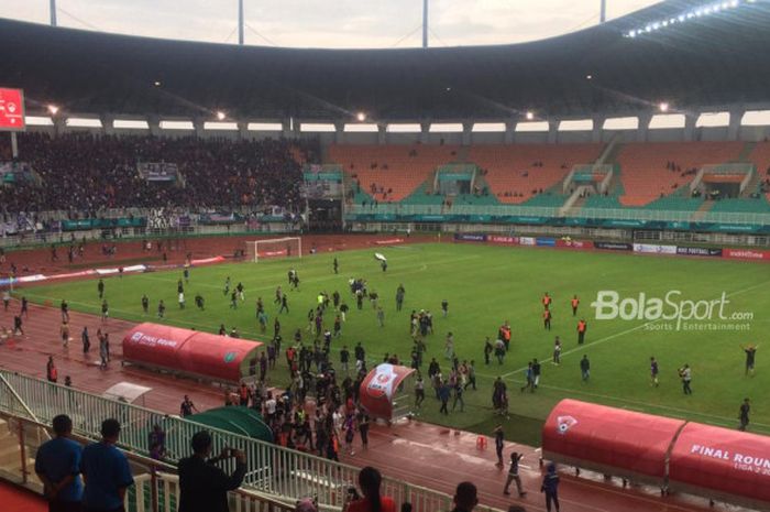 Suporter Persita Tangerang masuk ke lapangan saat berhadapan dengan Kalteng Putra pada final Liga 2 2018 di Stadion Pakansari, Cibinong, Selasa (4/12/2018).