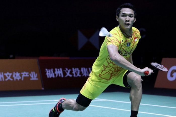 Pebulu tangkis tunggal putra Indonesia, Jonatan Christie, mengembalikan kok ke arah Anthony Ginting pada babak kedua Fuzhou China Open 2018 yang berlangsung di Haixia Olympic Sports Center, Kamis (8/11/2018).