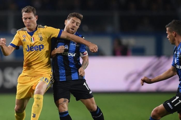 Bek kanan Juventus, Stephan Lichtsteiner (kiri), berduel dengan kapten Atalanta, Alejandro Gomez, dalam laga Liga Italia di Stadion Atleti Azzurri d'Italia, Bergamo, pada 1 Oktober 2017.