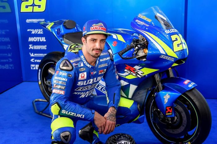  Pebalap tim Suzuki Ecstar, Andrea Iannone, saat menghadiri peluncuran livery baru timnya di Sirkuit Sepang, Selangor, Malaysia, (27/1/2018). 