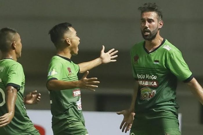 Trio PS TNI: Manahati Lestusen, Edwin Ramdhani, Elio Martins (kiri ke kanan) merayakan gol ke gawang PSM Makassar pada laga pekan keenam di Stadion Pakansari, Kab Bogor, 15 Mei 2017. 