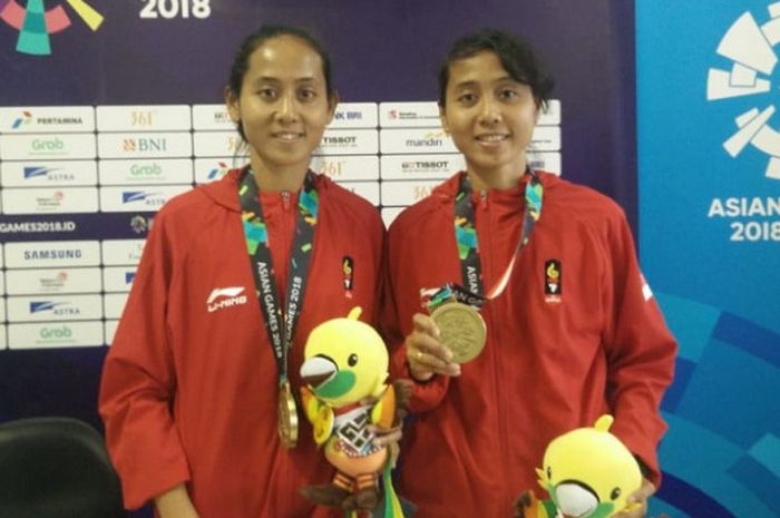 Atlet sepak takraw Indonesia, Lena dan Leni (kanan) berpose dengan medali perunggu dari nomor kuadran putri pada Asian Games 2018 di Ranau Hall, Jakabaring Sport City, Palembang, Sabtu (1/9/2018).