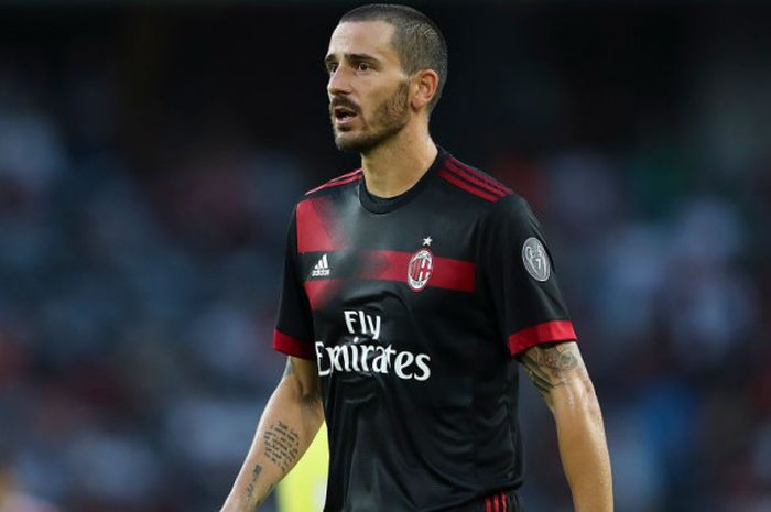 Bek AC Milan, Leonardo Bonucci, beraksi dalam laga International Champions Cup kontra Bayern Muenchen di Universiade Sports Centre Stadium, Shenzhen, China, pada 22 Juli 2017.